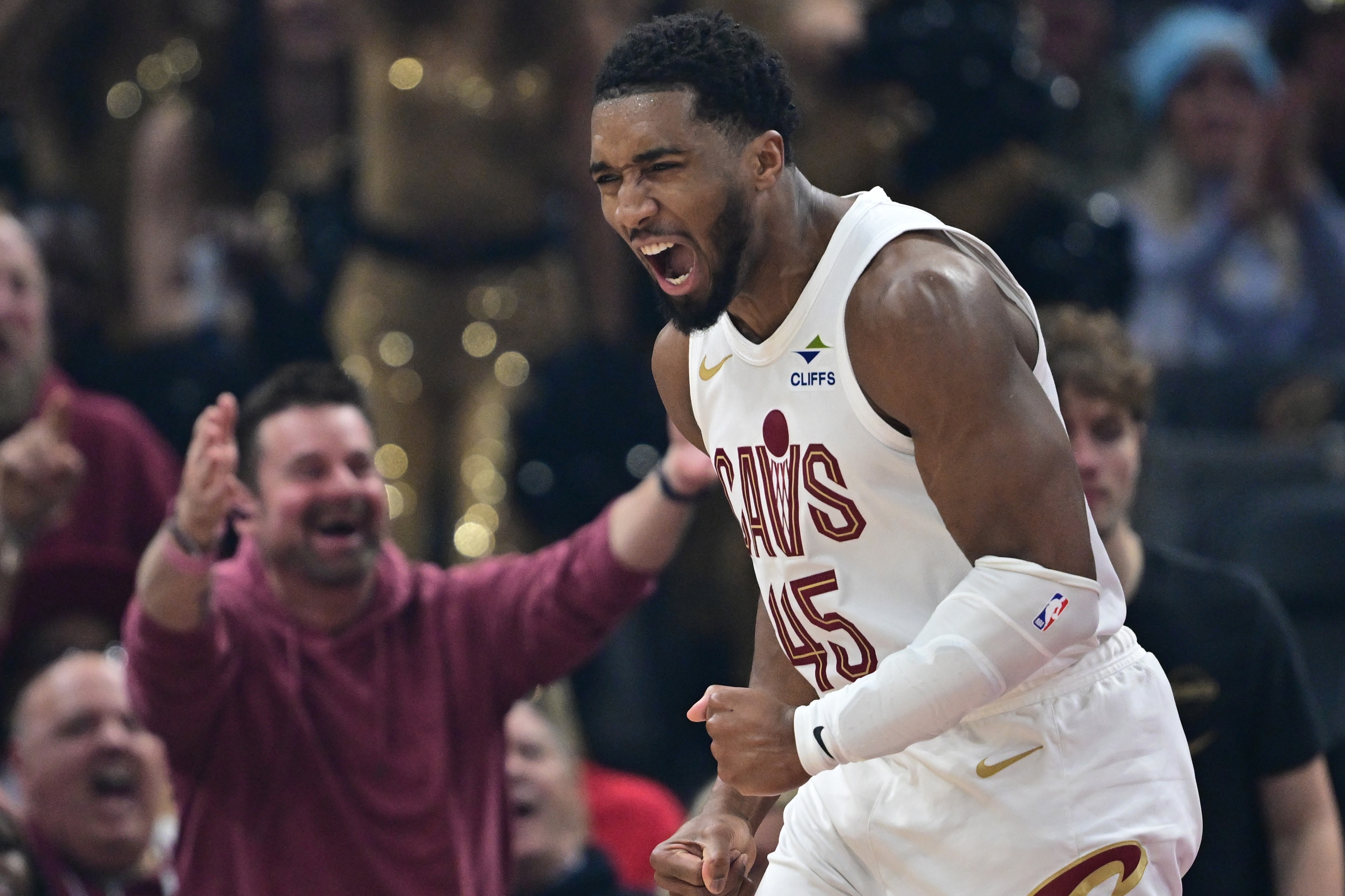 开云娱乐-米球王！米切尔25中11砍32分5板8助1抢断 关键时刻5分1助带走胜利